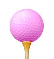 Balle de golf rose sur tee isolé sur fond blanc photo