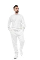 bel homme portant un t-shirt et un pantalon à manches longues blancs sur fond blanc photo