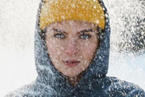 jeune femme athlétique portant des vêtements de sport prêt pour une séance d'entraînement d'hiver photo