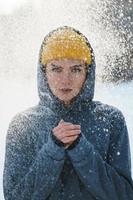 jeune femme athlétique portant des vêtements de sport prêt pour une séance d'entraînement d'hiver photo