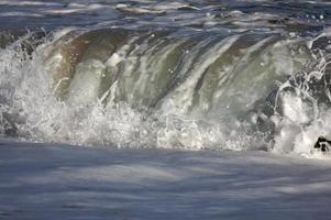 vague de shorebreak spectaculaire photo