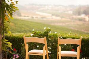 chaises de patio avec vue sur le pays photo