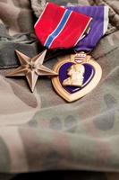médailles de bronze et coeur violet sur matériel de camouflage photo