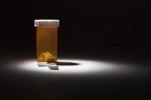 flacon de médicament et pilules sous un projecteur photo