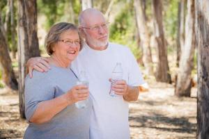 Heureux couple de personnes âgées en bonne santé avec des bouteilles d'eau photo