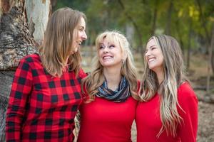 belle mère et jeunes filles adultes portrait en plein air photo