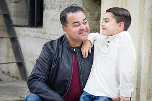 portrait d'un fils et d'un père hispanique et caucasien de race mixte photo