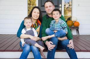 métis chinois et caucasien jeune portrait de famille photo