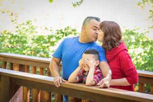 famille mixte caucasienne et hispanique au parc. photo