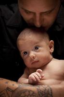jeune père tenant son nouveau-né métis photo