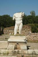 statue dans les bains hadrianiques dans la ville antique d'aphrodisias à aydin, turkiye photo