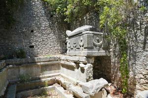 sarcophage dans la ville antique d'olympe à kumluca, antalya, turkiye photo