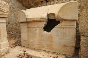 sarcophage dans la ville antique d'olympe à kumluca, antalya, turkiye photo