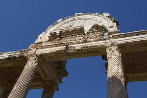 porte monumentale, tétrapylon dans la ville antique d'aphrodisias à aydin, turkiye photo