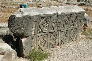 artefact dans la ville antique de perge à antalya, turkiye photo