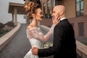 heureux jeune couple juste joyeux étreindre à l'extérieur photo