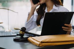 avocat masculin travaillant avec des documents contractuels et un marteau en bois sur table dans la salle d'audience. justice et droit, avocat, juge de la cour, concept. photo