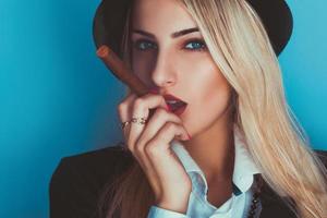 glamour blonde sexy femme fumant un cigare photo