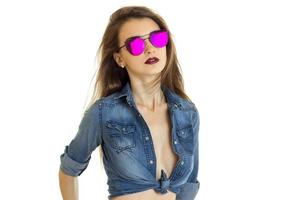 portrait d'une jeune fille dans une chemise en jean et lunettes en miroir d'été lumineux photo