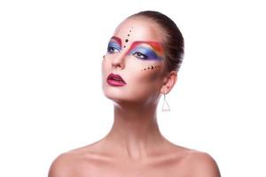 Beauté fille adulte avec maquillage multicolore à la recherche de suite photo