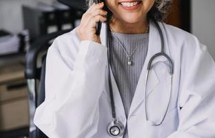 service infirmier à domicile et soins cardiologie personnes âgées. gros plan sur une jeune infirmière médecin hispanique vérifier le rythme cardiaque du patient homme caucasien mature à l'aide d'un stéthoscope pendant la visite photo