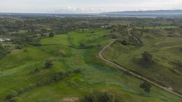 vue aérienne des collines et de l'herbe photo