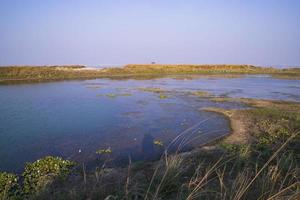 L'eau bleue cristalline vue sur le paysage du lac à proximité de la rivière Padma au Bangladesh photo