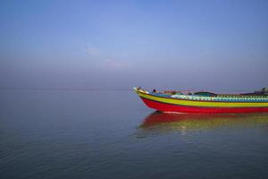 Vue paysage d'un petit cargo contre un ciel bleu sur la rivière Padma Bangladesh photo