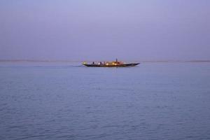 Vue paysage d'un bateau de pêche sur la rivière Padma au Bangladesh photo