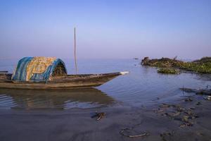 vue paysage de bateaux de pêche en bois sur la rive de la rivière padma au bangladesh photo