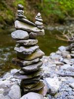 pile de pierres dans la rivière photo