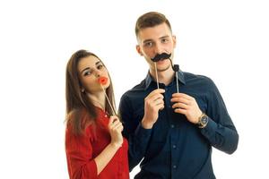 joyeux jeune couple s'amuse avec une imposture photo