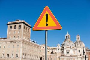 rome, italie, architecture, centre-ville, rue, bâtiments historiques et panneaux de signalisation. photo