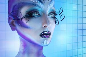 femme sexuelle avec art corporel créatif. regarder ailleurs avec des yeux bleus photo