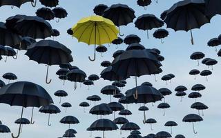 parapluie différent, unique et se démarquant de la foule, rendu 3d photo