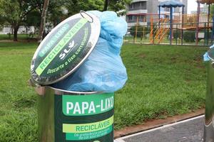 brasilia, brésil, 26 décembre 2022 le nouveau système de déchets sotkon pour collecter les ordures dans les zones urbaines débordant d'ordures photo