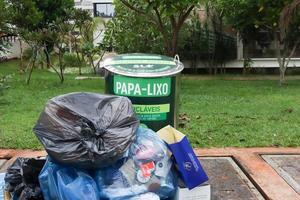 brasilia, brésil, 26 décembre 2022 le nouveau système de déchets sotkon pour collecter les ordures dans les zones urbaines débordant d'ordures photo