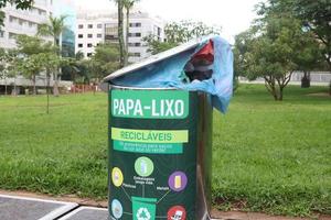 brasilia, brésil, 26 décembre 2022 le nouveau système de déchets sotkon pour collecter les ordures dans les zones urbaines débordant d'ordures photo