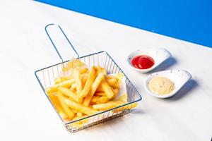 frites avec sauce tomate photo