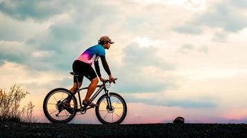 homme faisant du vélo de montagne dans le tourisme photo