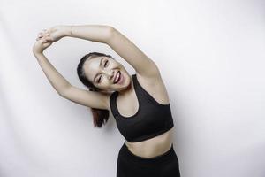 portrait d'une jeune femme sportive asiatique portant des vêtements de sport s'étire avant l'entraînement. photo