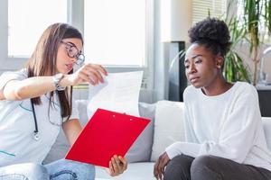 femme médecin rencontrant un patient au bureau, elle donne une ordonnance au concept de femme, de soins de santé et de médecine photo