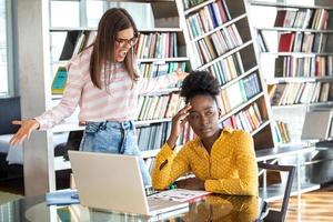 patron en colère criant après son jeune employé, elle est stressée et se sent frustrée par un patron hostile et un concept de mobbing photo