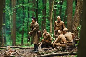 ternopil, ukraine - juin 2020 upa tournage d'un film de l'armée insurrectionnelle ukrainienne. photos des coulisses. soldats se reposant dans la forêt