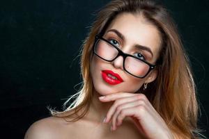 portrait de femme avec des lunettes et des lèvres rouges photo