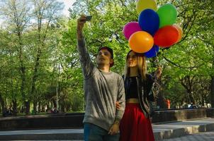 un couple fait un selfie à l'extérieur photo