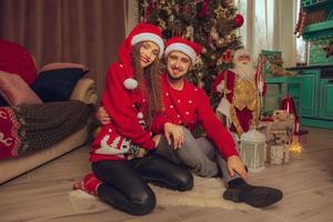 portrait d'un beau couple amoureux fêter le nouvel an et noël ensemble à la maison photo