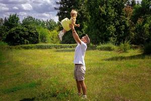 jeune père élégant s'amusant avec sa petite fille photo