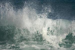 vague de shorebreak spectaculaire photo