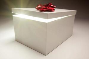 couvercle de boîte cadeau arc rouge montrant un contenu très lumineux photo